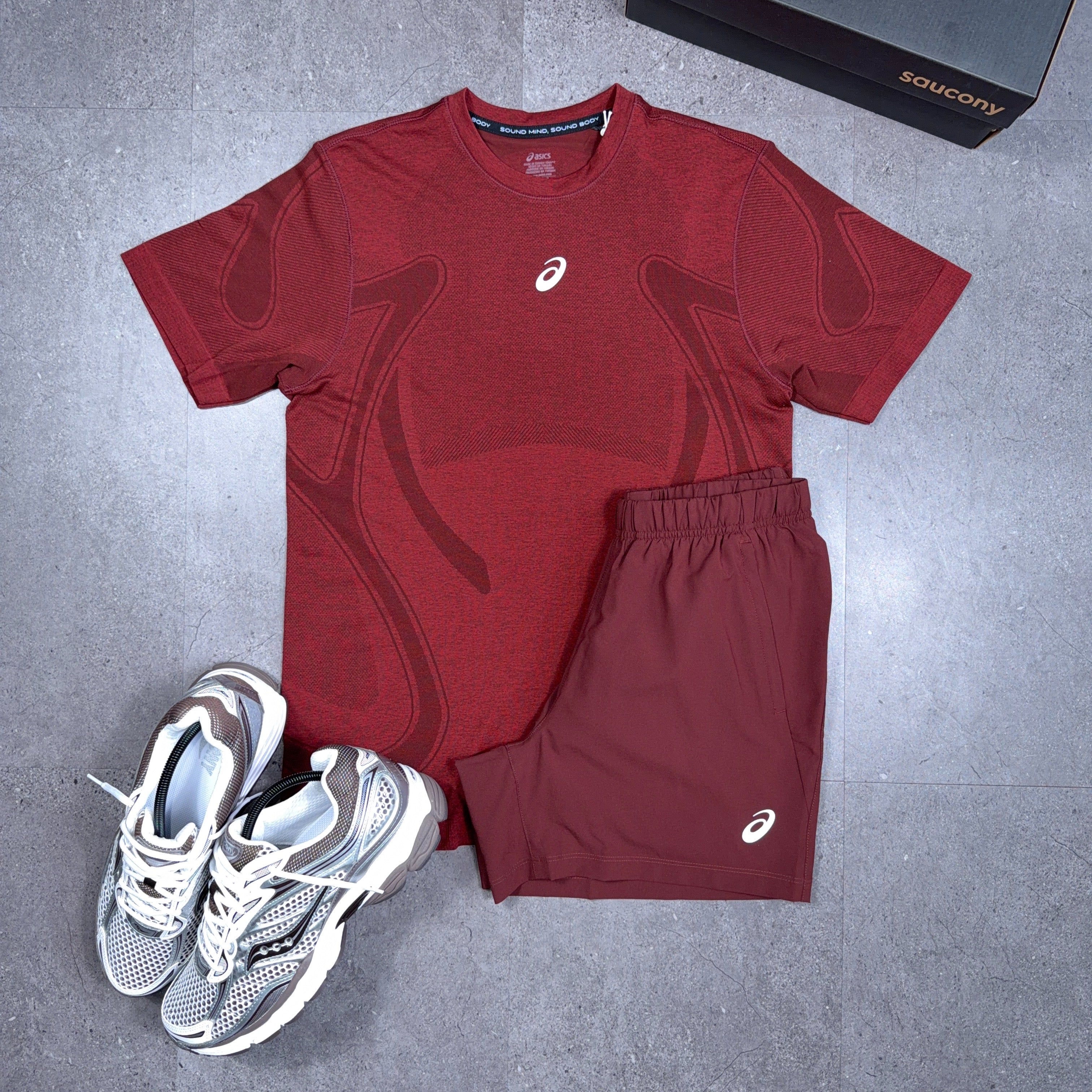 Asics Seamless T-Shirt/Shorts Set Dark Red and Saucony Omni 9 White/Brown